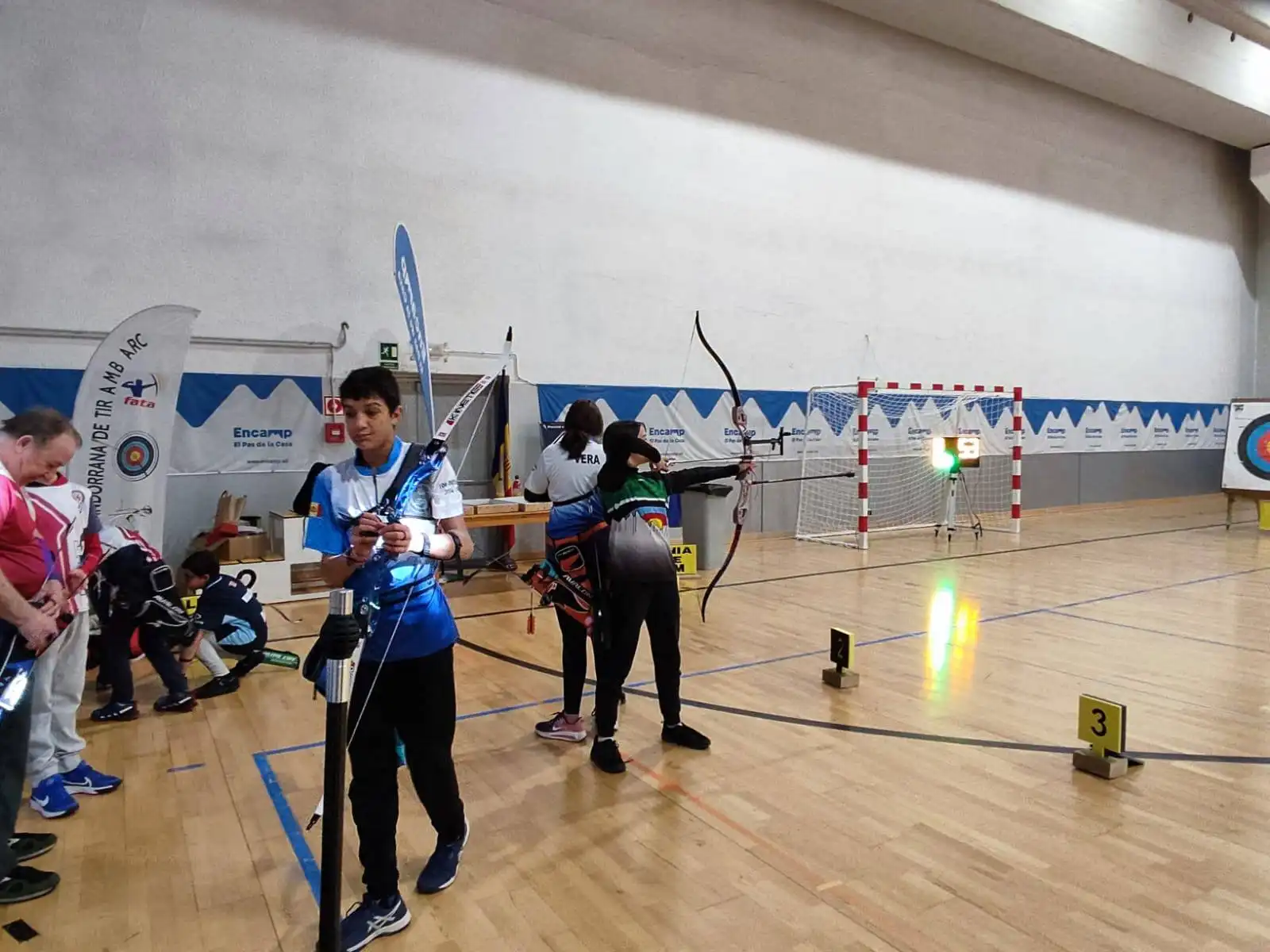 linea de tiro con arqueros jovenes