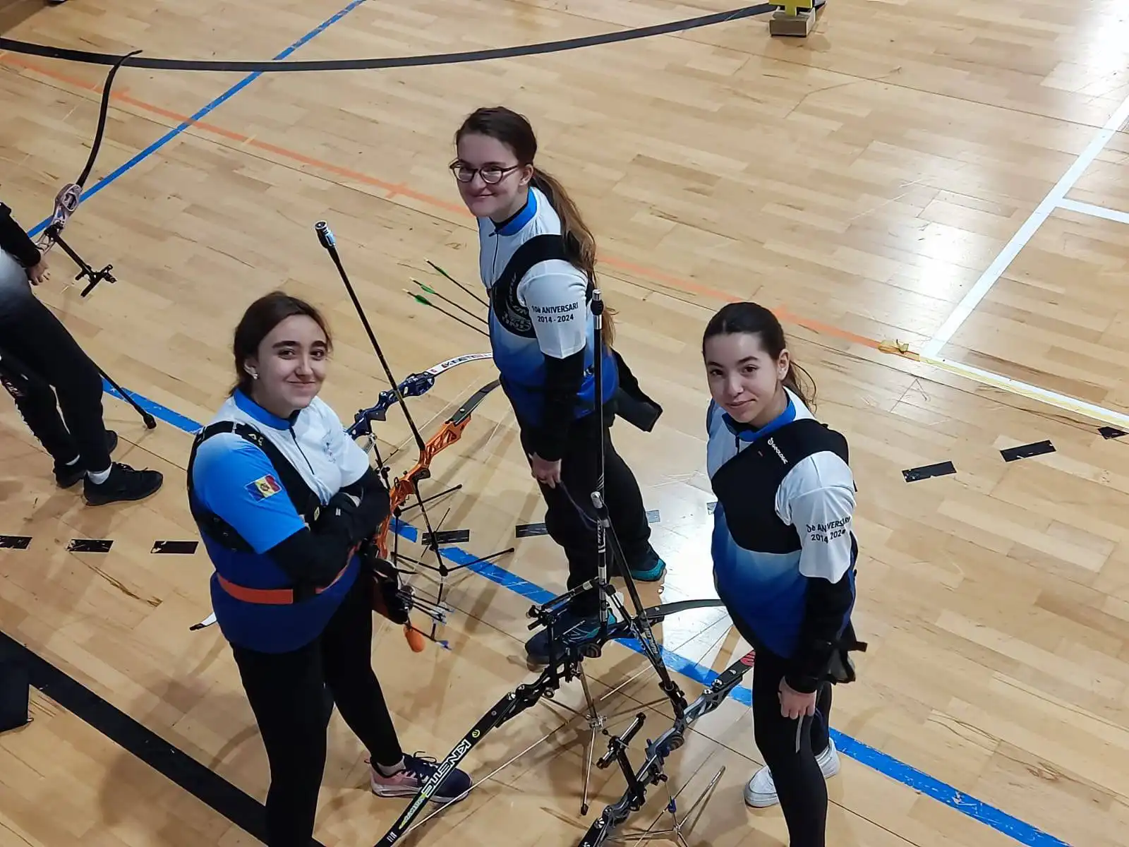 arqueras jovenes en la linea de espera