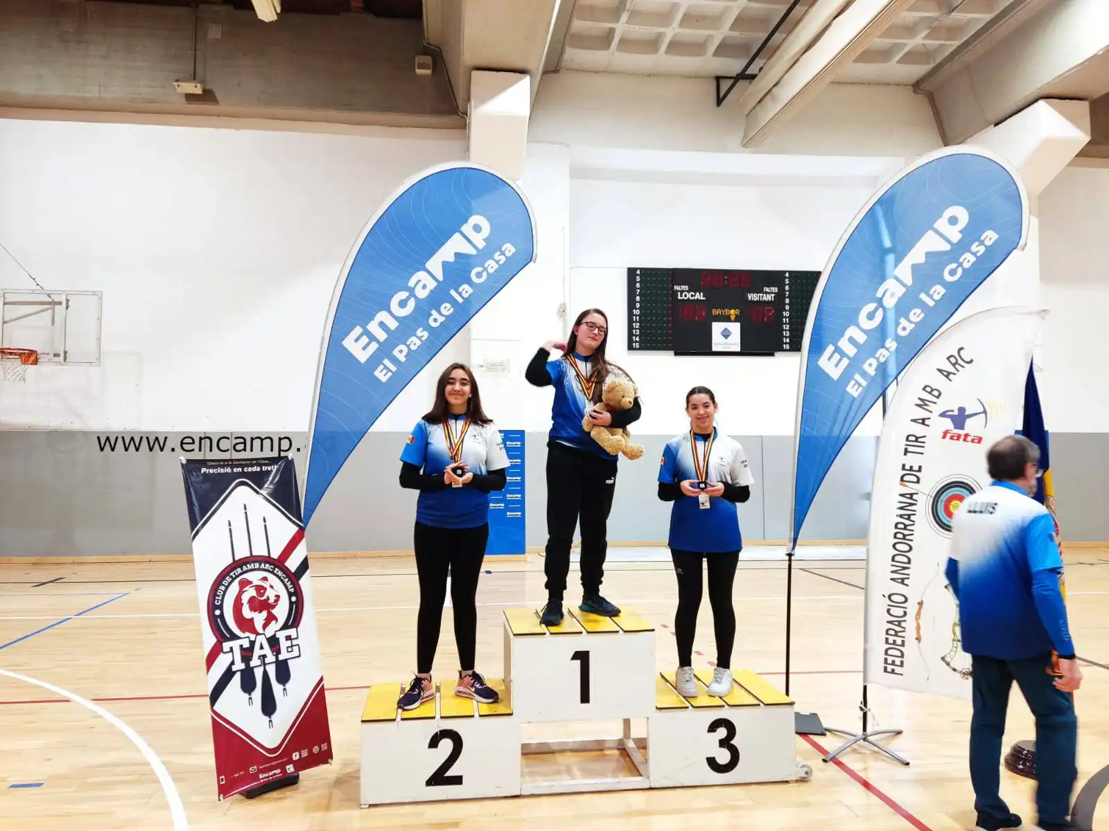 podio con arqueras jovenes
