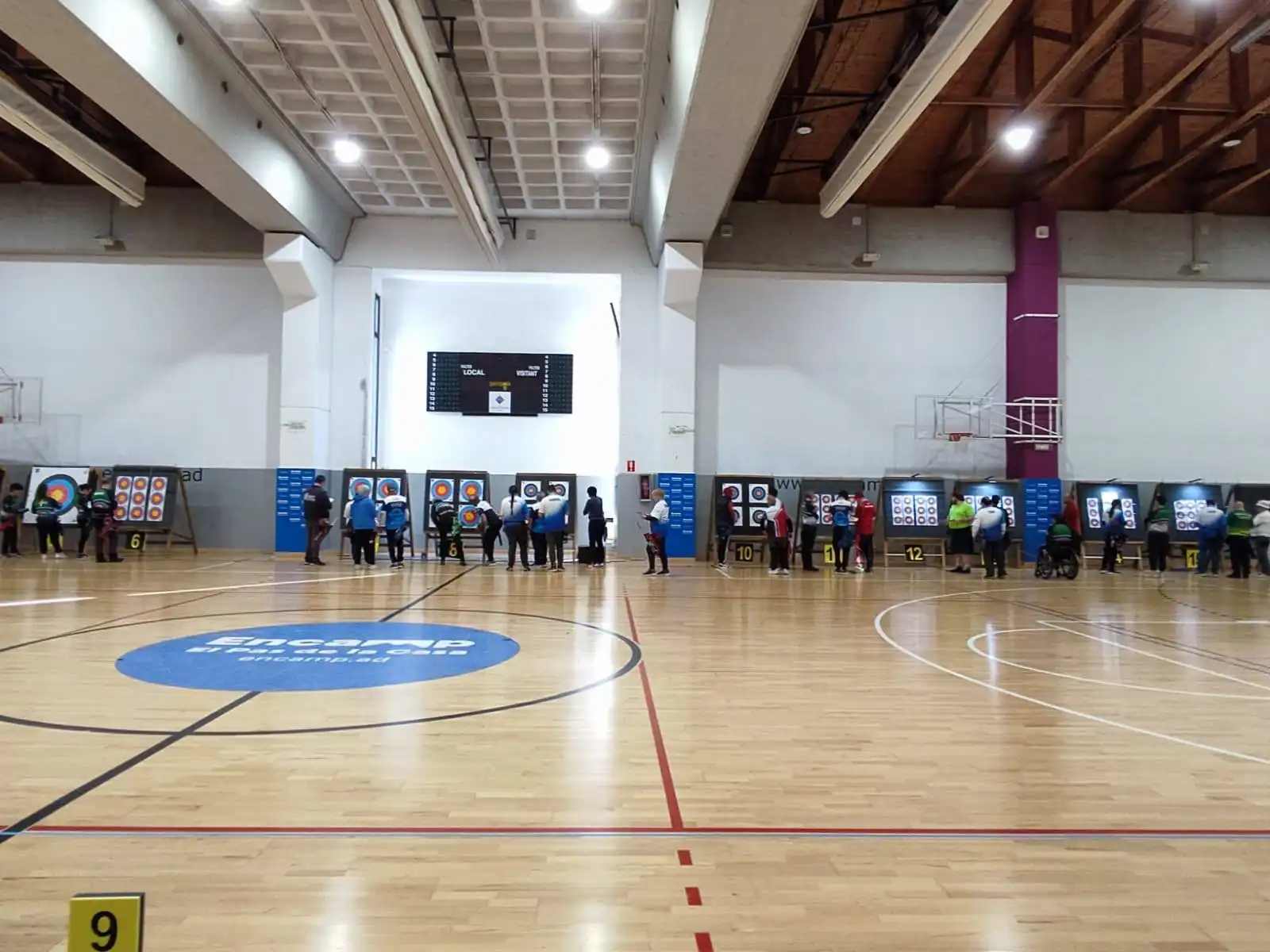 arqueros contando puntos en las dianas