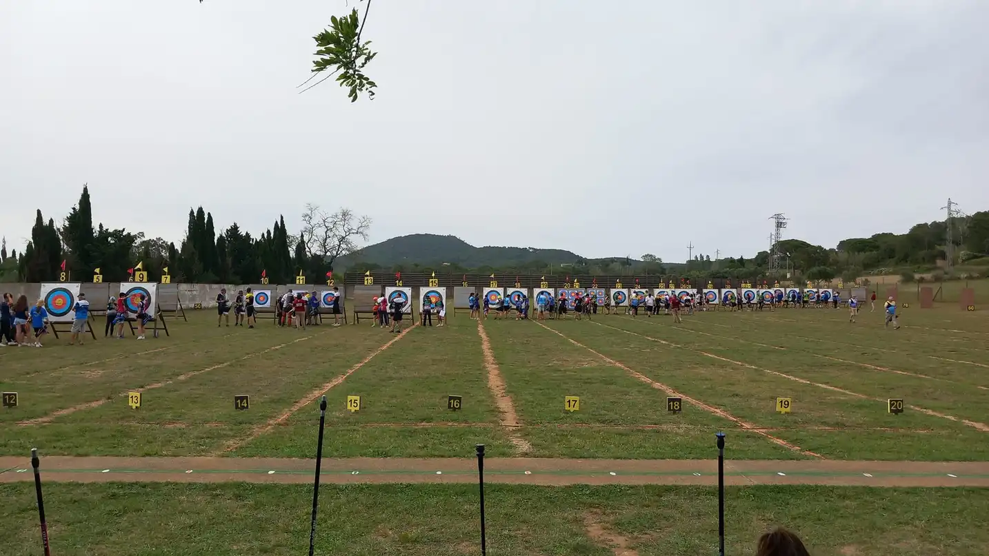 foto del campo de tiro con los arqueros contando puntos