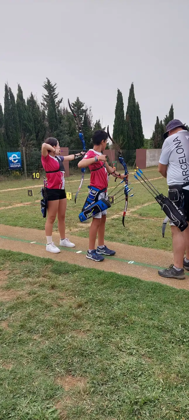 dos arqueros jovenes tirando con arco desnudo
