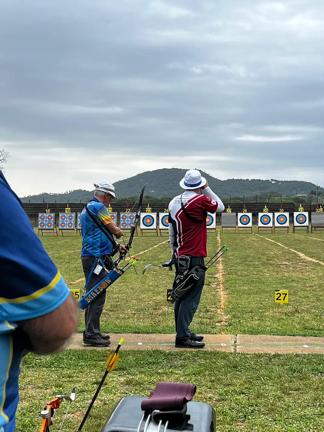 dos arqueros tirando con arco desnudo
