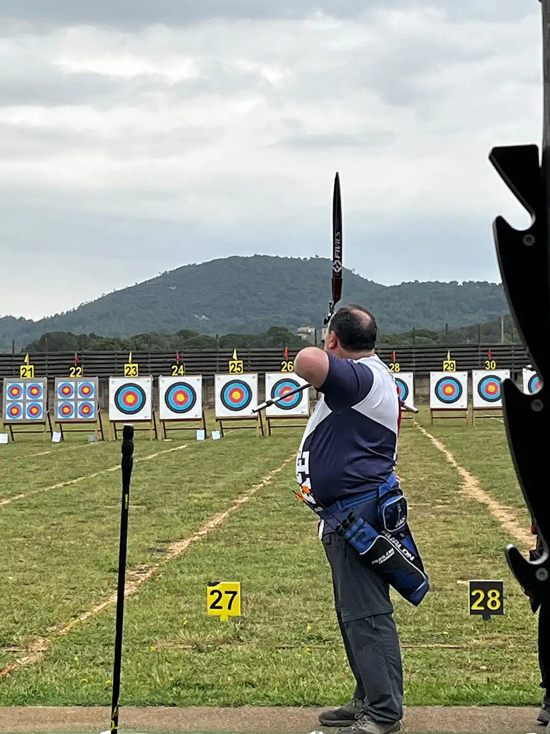 arquero tirando con arco recurvo y las dianas de fondo