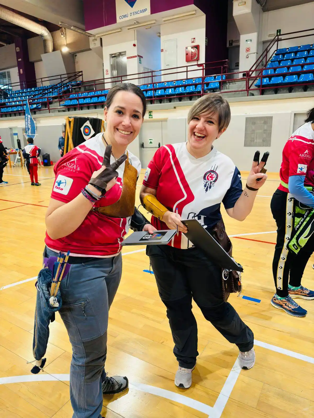 arqueras longbow sonriendo a la camara