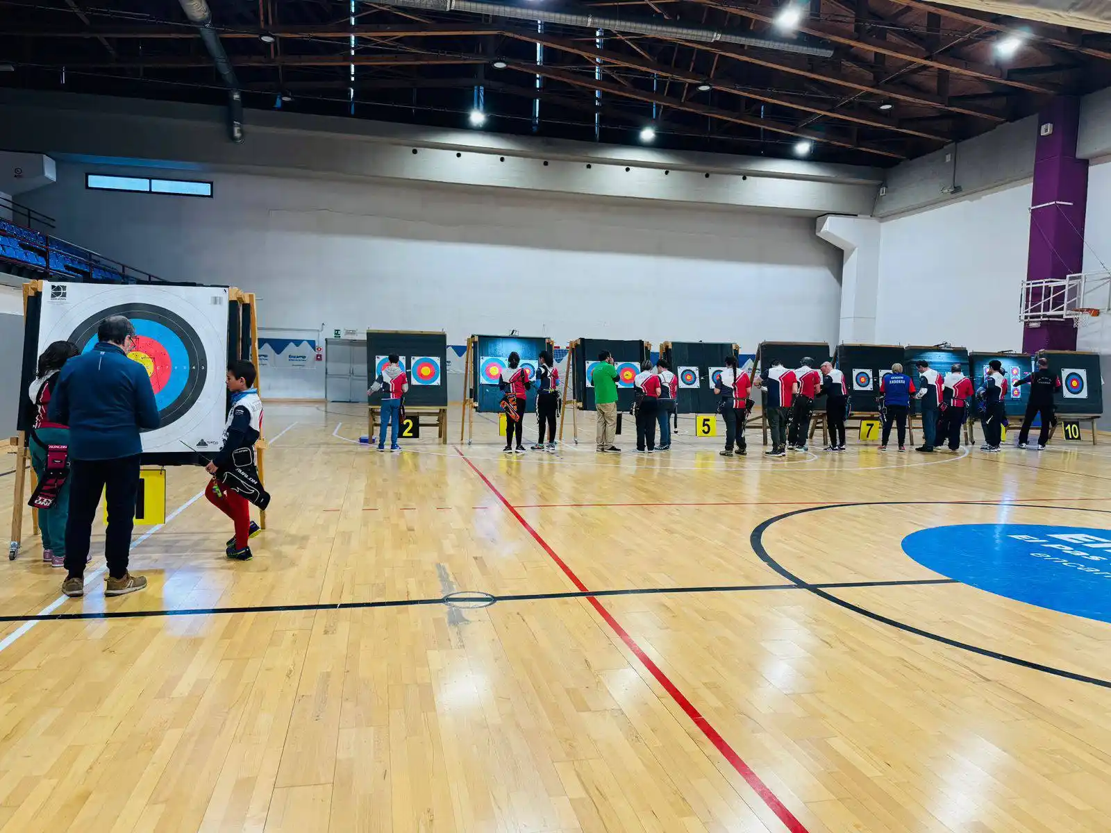 arqueros contando puntos en las dianas