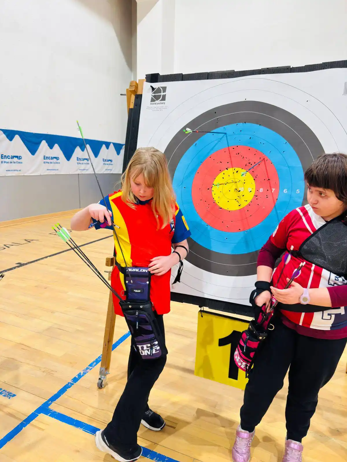 arqueros jovenes recogiendo sus flechas