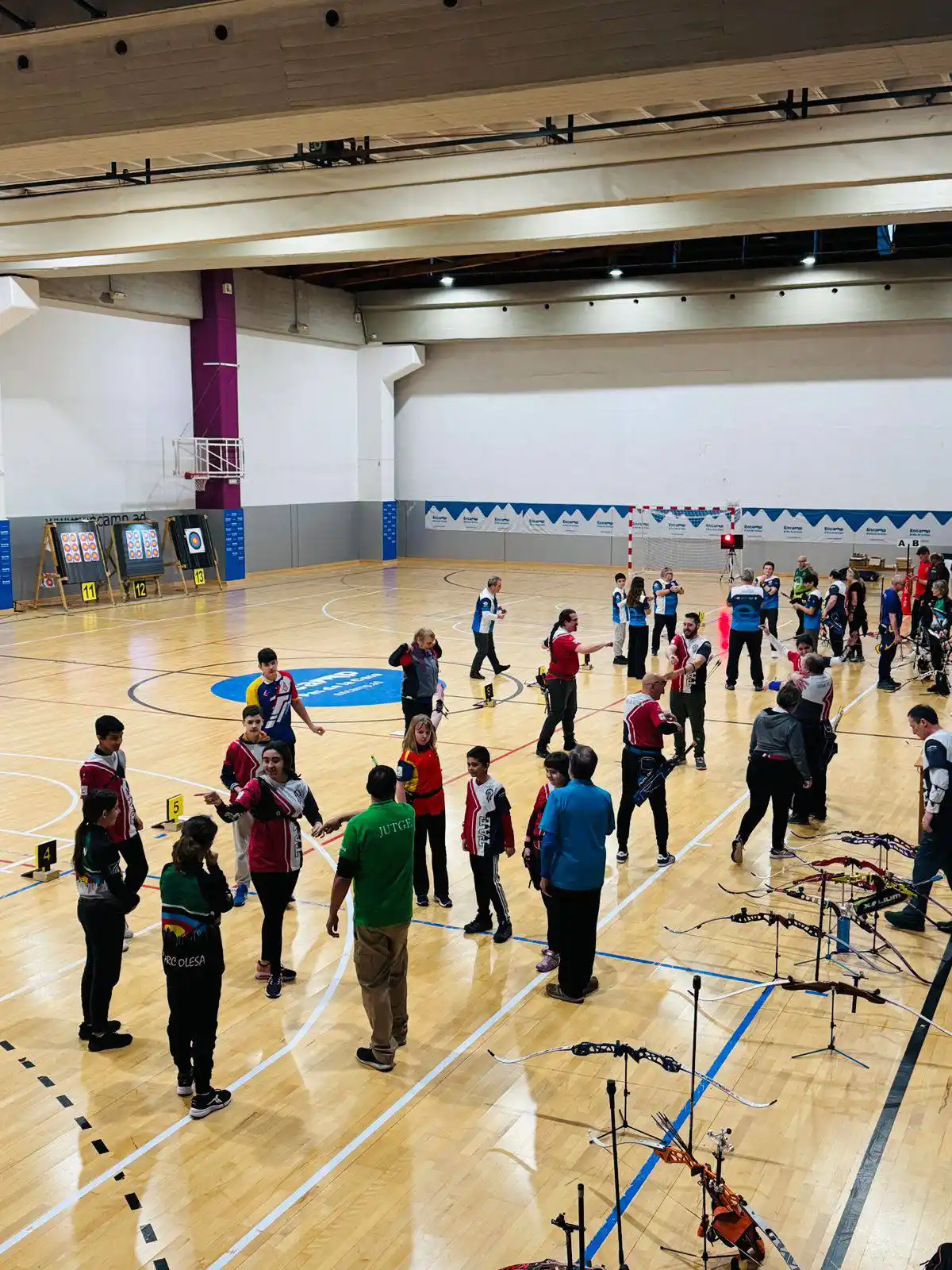 participantes conversando en el medio tiempo