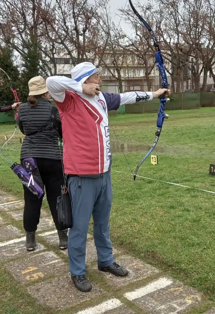 arquero de arco desnudo tirando