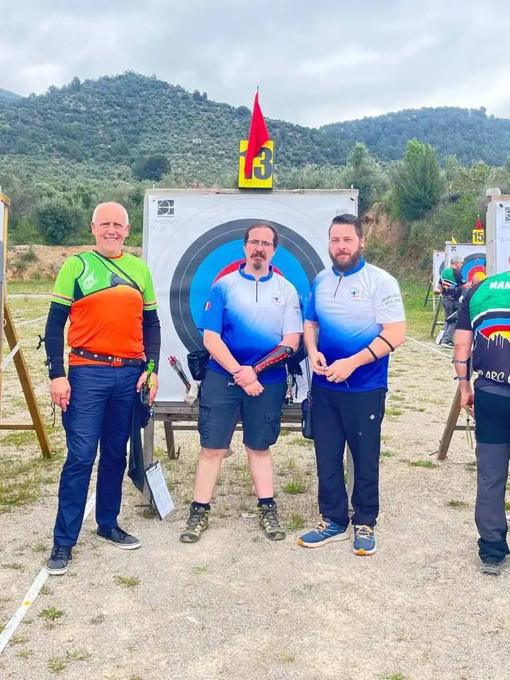 arqueros delante de su diana