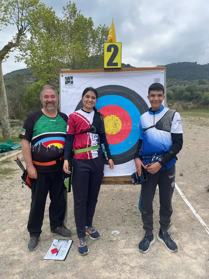 arqueros posando con la diana al fondo