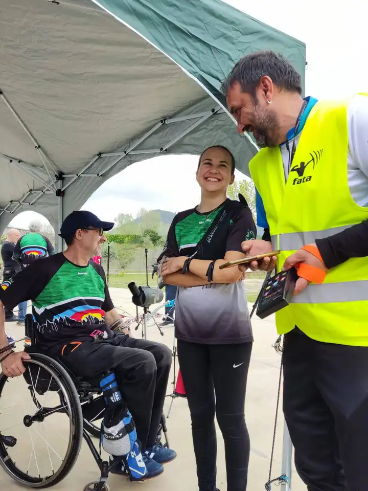 arqueros conversando con el juez