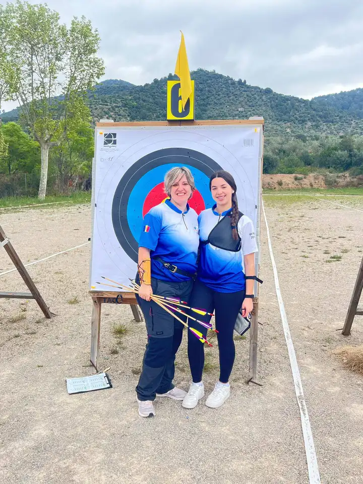 arqueras posando con la diana al fondo